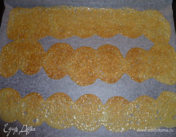 Получаются золотистые ажурные лепестки.
Тесто сильно растекается, но это не беда.
Пока фигурки теплые, они очень податливы, и их можно разрезать и скручивать по своему усмотрению.