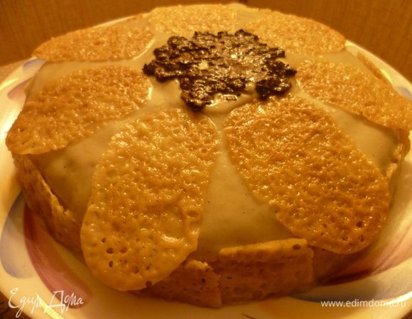 Сборка торта:

Коржи сложить друг на друга, промазывая кремом.
Чтобы коржи не съезжали друг с друга, воткнуть в центр шпажку.
Сверху и по бокам украсить фигурками из тулипного теста.
В центр выложить шоколадные семечки (сварить шоколад, соединить с поджаренными семечками).