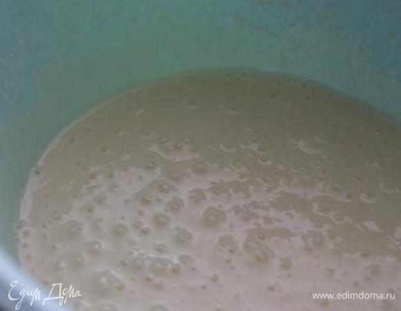 Яйца взбить с сахаром.