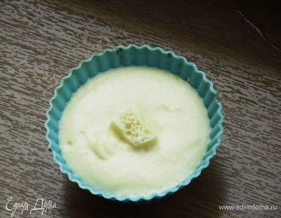 Важно: лопаткой собрать тесто со стенок чашки по мере необходимости, и снова перемешать миксером на низкой скорости. Равномерно заполнить тестом подготовленные формочки, поставить кусочек шоколада в серединку и выпекать от 15-20 минут. Готовность проверяем зубочисткой — сухая — значит готовы!
Полностью остудить капкейки на решетке.