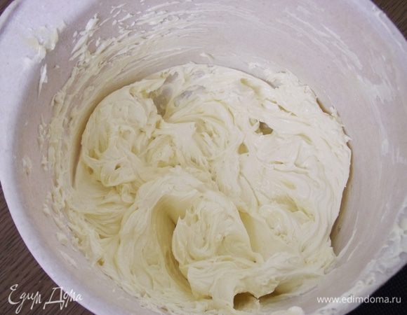 Белый шоколад растопить в микроволновой печи и остудить. Масло взбить в пышную массу, постепенно добавляя сахарную пудру. В отдельной миске к белому шоколаду постепенно вводим масляный крем, ромовую эссенцию и взбиваем миксером. Должен получиться однородный воздушный крем.