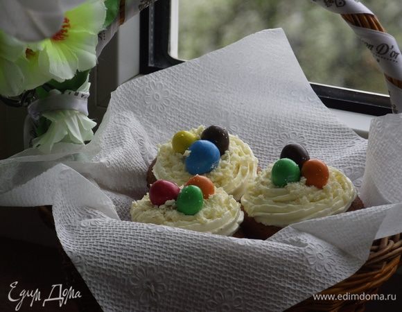 Отправить крем на 10 минут в холодильник. Затем наполнить кондитерский мешочек кремом и украсить капкейки. Праздничные капкейки готовы!
Светлого Воскресения и вкусной выпечки!