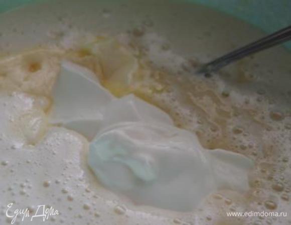 Добавить сметану и размягченное масло.