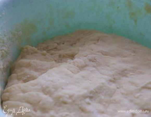 Добавить оставшуюся муку (муки может понадобиться чуть больше или меньше в зависимости от качества), тесто не должно быть слишком крутым и не должно прилепать к рукам. Оставить тесто хорошо подняться (30 минут).