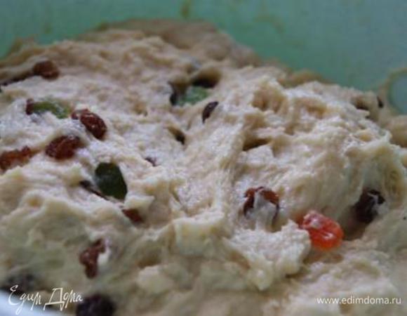 Добавить изюм и цукаты, хорошо перемешать.