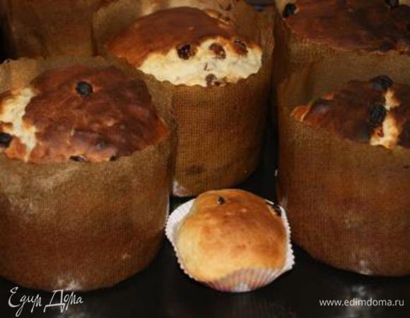 Отправить куличи в духовку при темпетатуре 100 г на 10 минут, затем температуру увеличить до 180 и выпекать до готовности 25 минут.