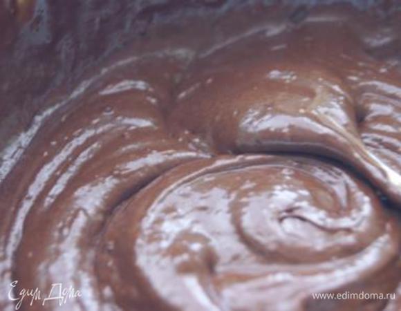 Добавить муку, какао, разрыхлитель, замесить тесто.