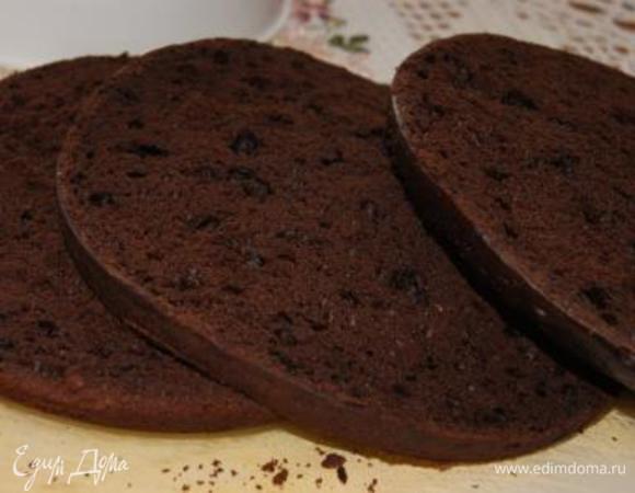 Бисквит разделить на три коржа.