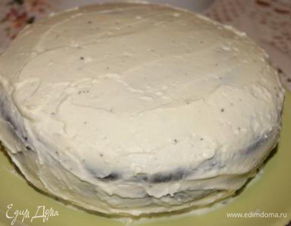 Собираем торт. Каждый корж и весь торт покрыть кремом. Отправить в холодильник на час.