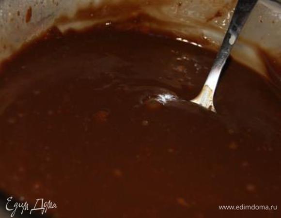 Приготовить глазурь. Соединить все игредиенты, нагреть на водяной бане до растворения шоколада.