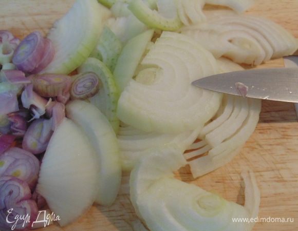 Лук почистить и порезать полукольцами. Зубчик чеснока разрезать пополам. Помидор порезать кубиками.