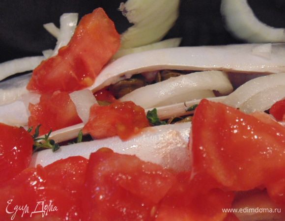 В брюшко рыбы положить часть лука, каперсы и по веточке тимьяна в каждую рыбку. 