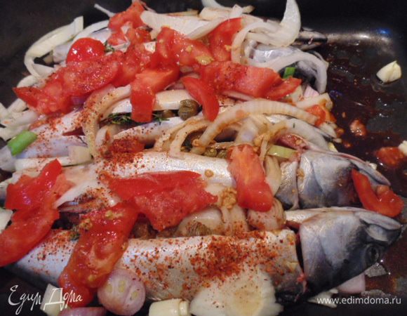 На скумбрию сверху выложить оставшийся лук, чеснок, помидор. Полить соевым соусом, посыпать паприкой. Оставить мариноваться на 2 часа,  через 1 час рыбу перевернуть.
