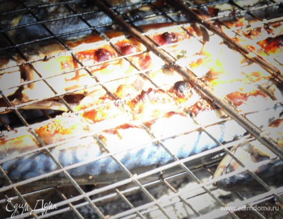 Отряхнуть от маринада, обжарить на гриле.