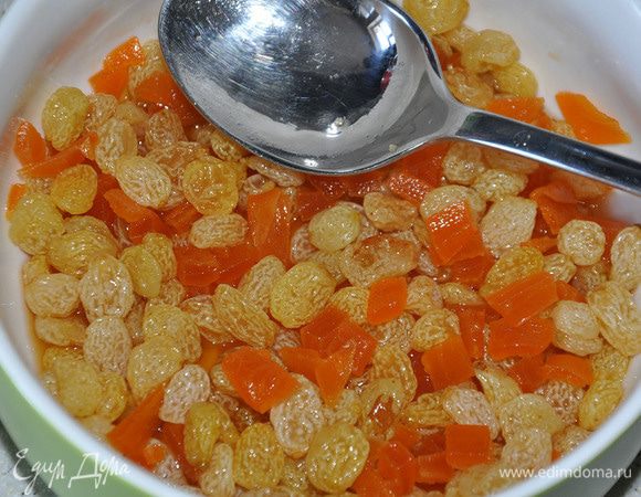 Замочить промытый изюм и цукаты в коньяке (у автора на ночь, но я забыла и увидела, что за час все впиталось. Только нужно помешивать).