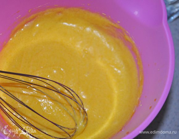 Взбить масло, оставшийся сахар и соль. Ввести по одному желтки, тщательно перемешивая (слегка взбивая).