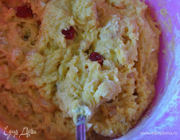 Соединить желтковую массу с опарой, оставшимся молоком и половиной муки. Тесто будет жидким. Поставить в тепло, пока не подойдет примерно в 2,5 -3 раза. Это около 1,5 часов. Добавить массу с коньяком, вишню, молотый кардамон, ванилин, оставшуюся муку. 