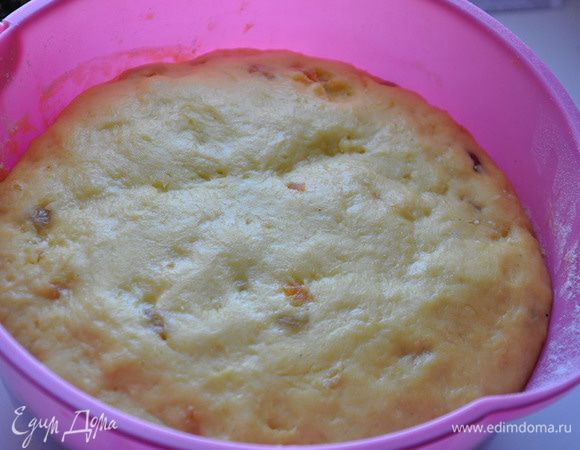 Тщательно замесить тесто,накрыть пленкой и поставить еще подходить в 2,5- 3 раза. Это еще около 1-1,5 часов