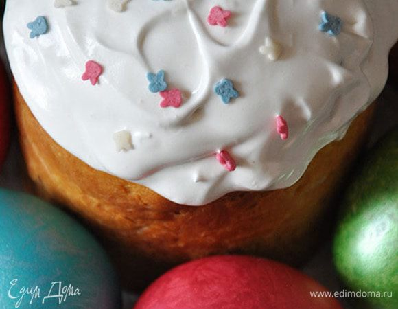 Приготовить глазурь. Взбить белки с пудрой до пиков. Покрыть куличи. Посыпать посыпкой. оставить высыхать на 1-2 часа точно.