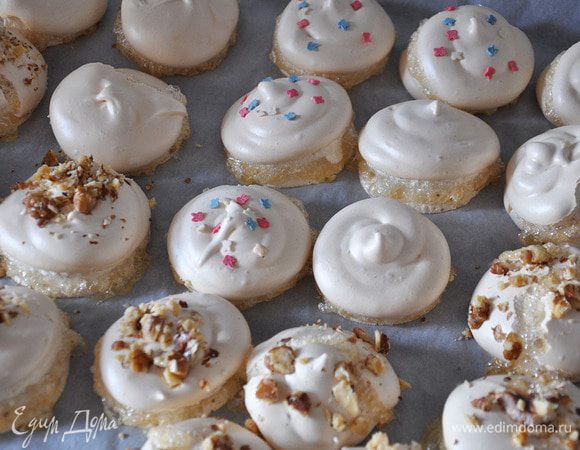 А из оставшихся белков ( ведь в рецепте не все использовались) я еще и безешек напекла. Украсила грецкими орехами и такой же посыпкой.