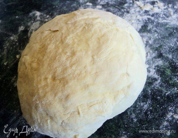 За день до приготовления начинки испечь коржики. К кефиру добавить яйцо, соль, сахар, соду  и постепенно муку. Замешиваем тесто по консистенции чуть мягче, чем на вареники.