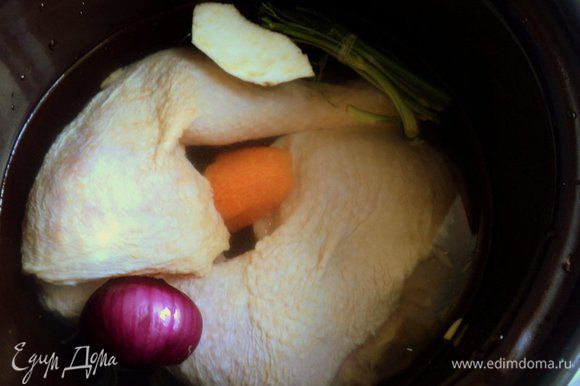 Куриные бедра отварить до готовности с кореньями и луком. Охладить, снять мясо с кости.
