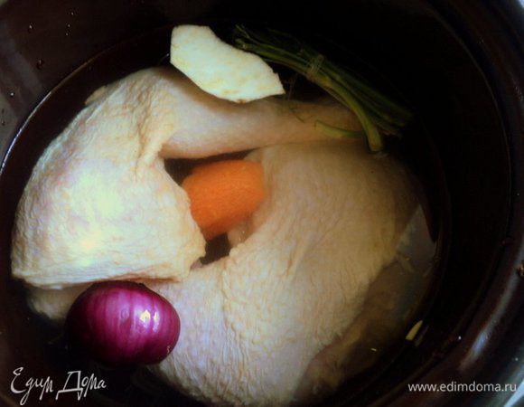 Куриные бедра отварить до готовности с кореньями и луком. Охладить, снять мясо с кости.