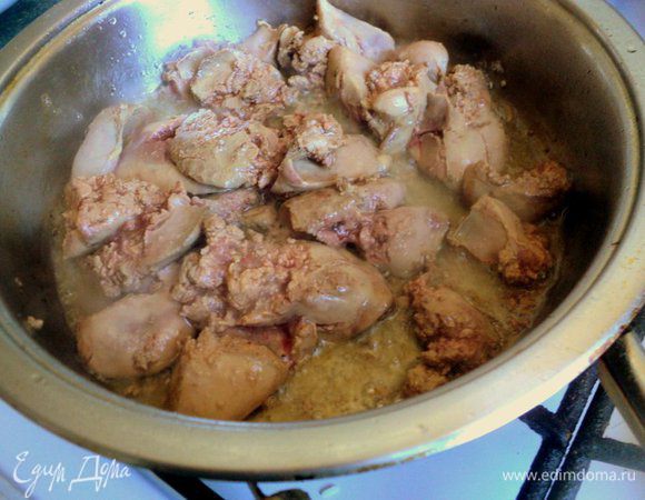 Печень порезать кусочками и поджарить на растительном масле.