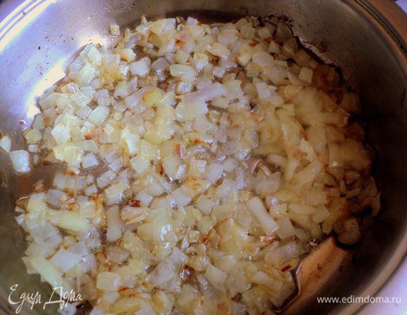 Лук поджарить до золотистого цвета.