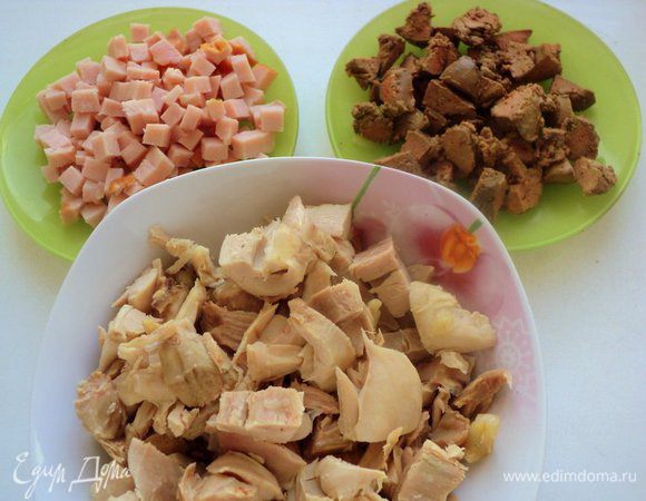 Куриное мясо порезать небольшими кусочками. Ветчину нарезать мелким кубиком.