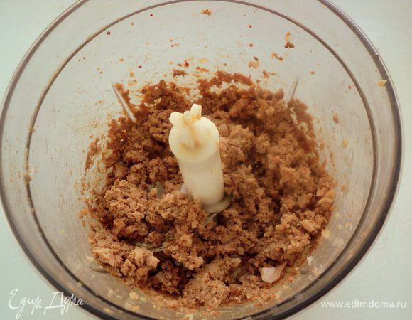 Половину ветчины и поджаренной печени измельчить в блендере.