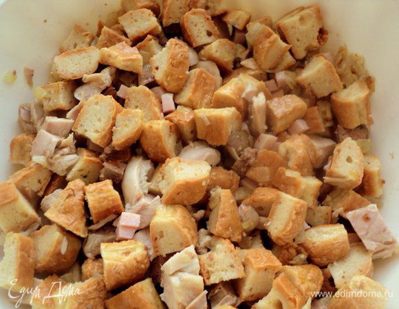 Порезать коржики на кубики размером 1.5х1.5 см. Сложить в миску и залить 1.5 чашками куриного бульона. Добавить поджаренный лук, кусочки куриного мяса и печени, хорошо перемешать.