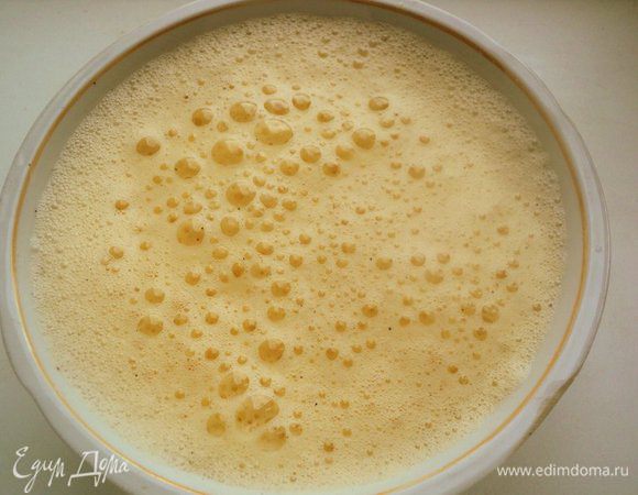 Яйца взбить миксером  с солью, перцем и кориандром. Добавить измельченную печень и ветчину.