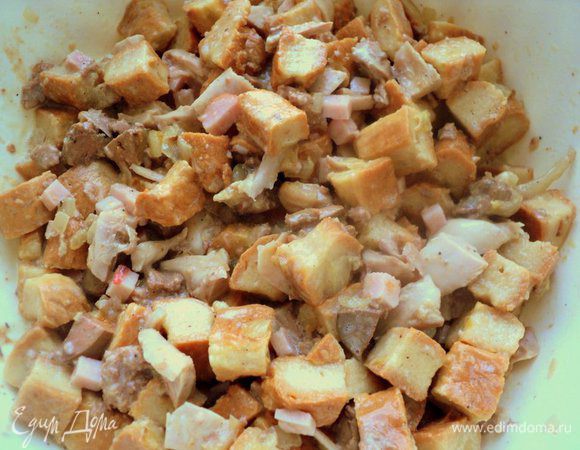 Добавить яичную смесь к остальным ингредиентам, перемешать.