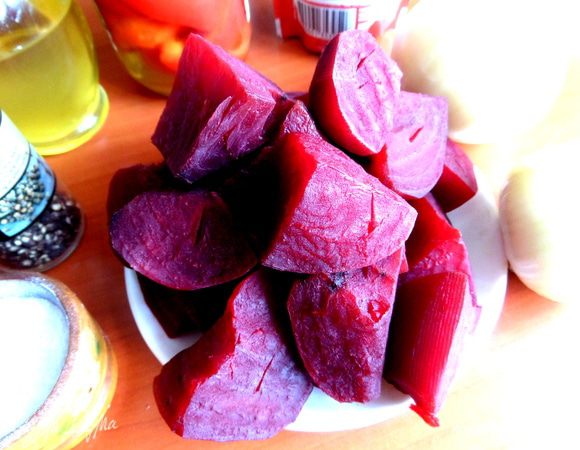 Свеклу отварить заранее,охладить,очистить.