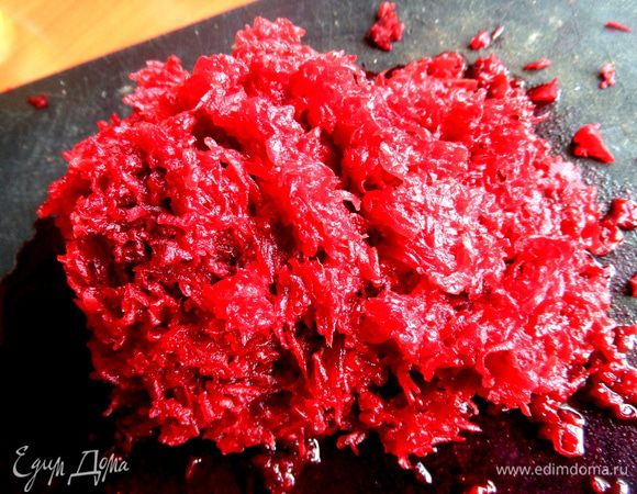 Свеклу натереть на крупной тёрке.