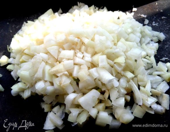 Лук нарезать кусочками. Лука должно быть много,он сильно ужарится!