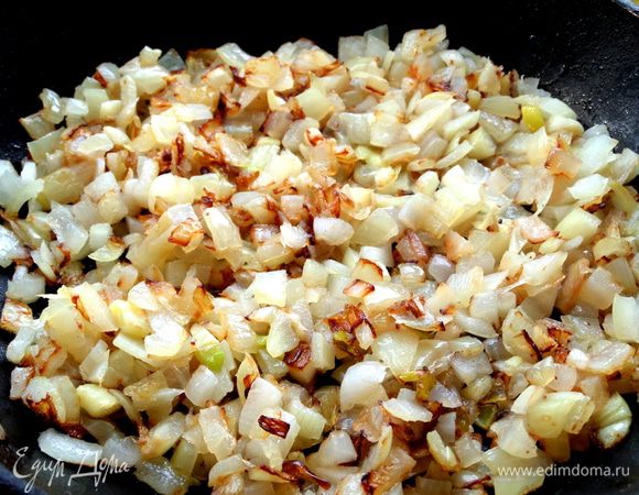 Обжарить лук равномерно в оливковом масле.