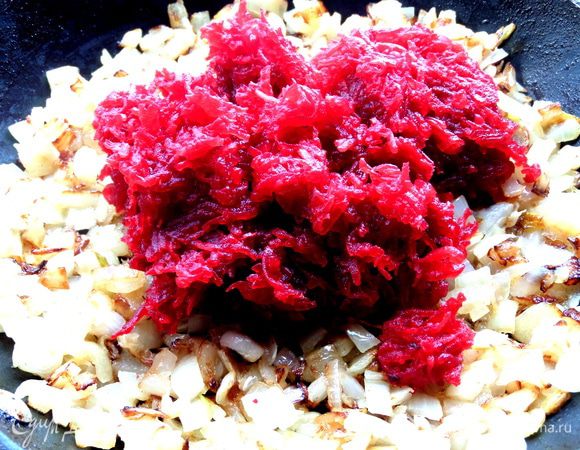 Добавить в лук всю свеклу.