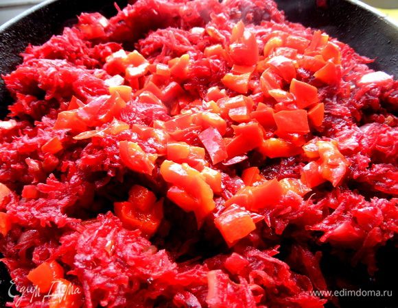 Добавим кусочки перца в сковороду. Кетчуп или пасту по вкусу.Тушим всё вместе.