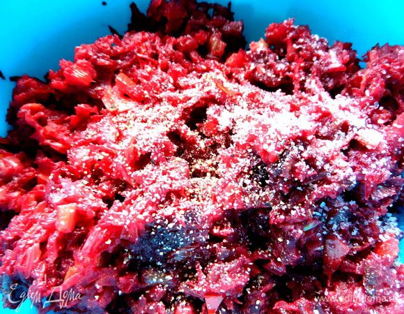 Солим,перчим по вкусу.