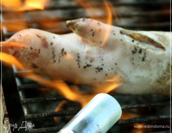 Доводим ножки до кондиции. Только делать это надо на свежем воздухе. Ибо запах паленой щетины не есть карашо!