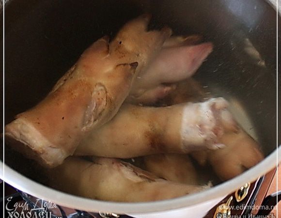 А потом сложить в очень (!) большую кастрюлю. И залить водой. Пусть поотмокает немного.