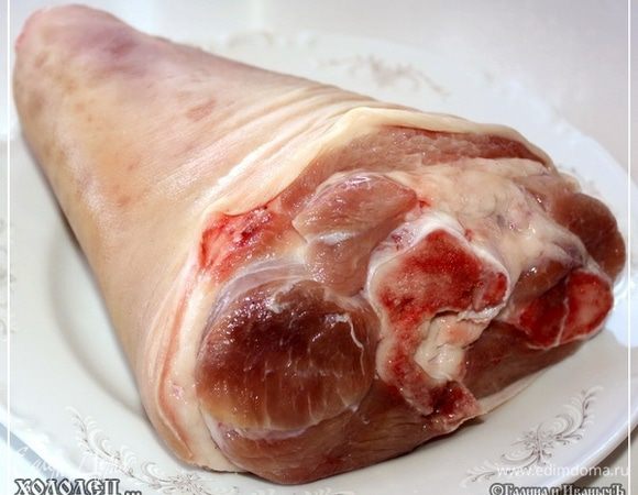 По вкусу можно использовать и курятину и… одним словом мясной набор для холодца вы можете составить любой. Главное чтобы получился очень наваристый и густой бульон.
Рулечку, если вдруг завалаялсь, например, тоже добавить совсем не грех.
