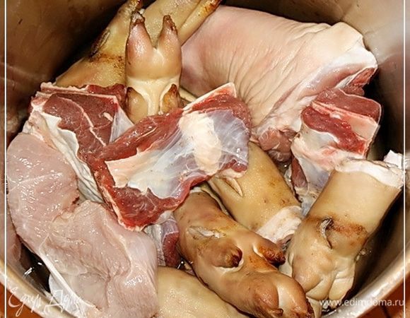 Сливаем воду, промываем ножки еще раз и в ту же кастрюлю сложим остальное мясо.