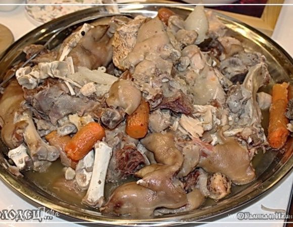 Потом убавьте огонь до минимального, накройте , и оставьте тихо булькать часов на шесть – семь.
Обычно всю ночь стоит на малюсеньком огне. Не кипит, а скорее томится.
А утром … 
Выбираете шумовкой все разваренное мясо и кости.
