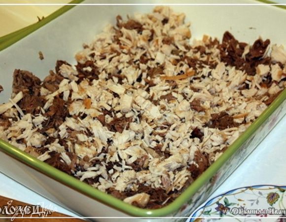 Мясо перебираем. Разбираем, как говорят. И раскладываем в плоские лотки.