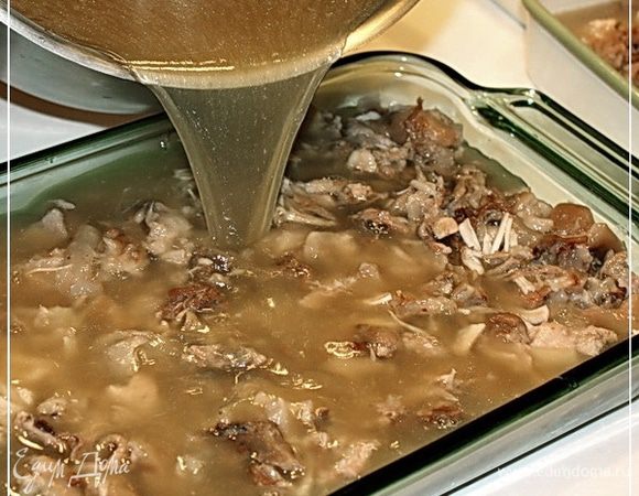 И заливаем бульоном. Аккуратно. 