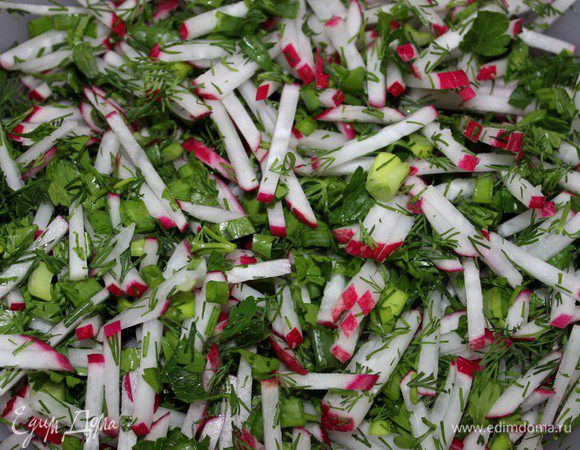 Зелень помыть, обсушить и порубить, соединить с редисом. 