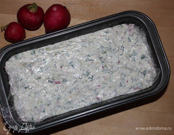 Прямоугольную форму выстелить пищевой пленкой, положить в нее творожную смесь, поднять края пленки  к центру и хорошо утрамбовать творог. Поставить сверху гнет и отправить в холодильник на ночь.